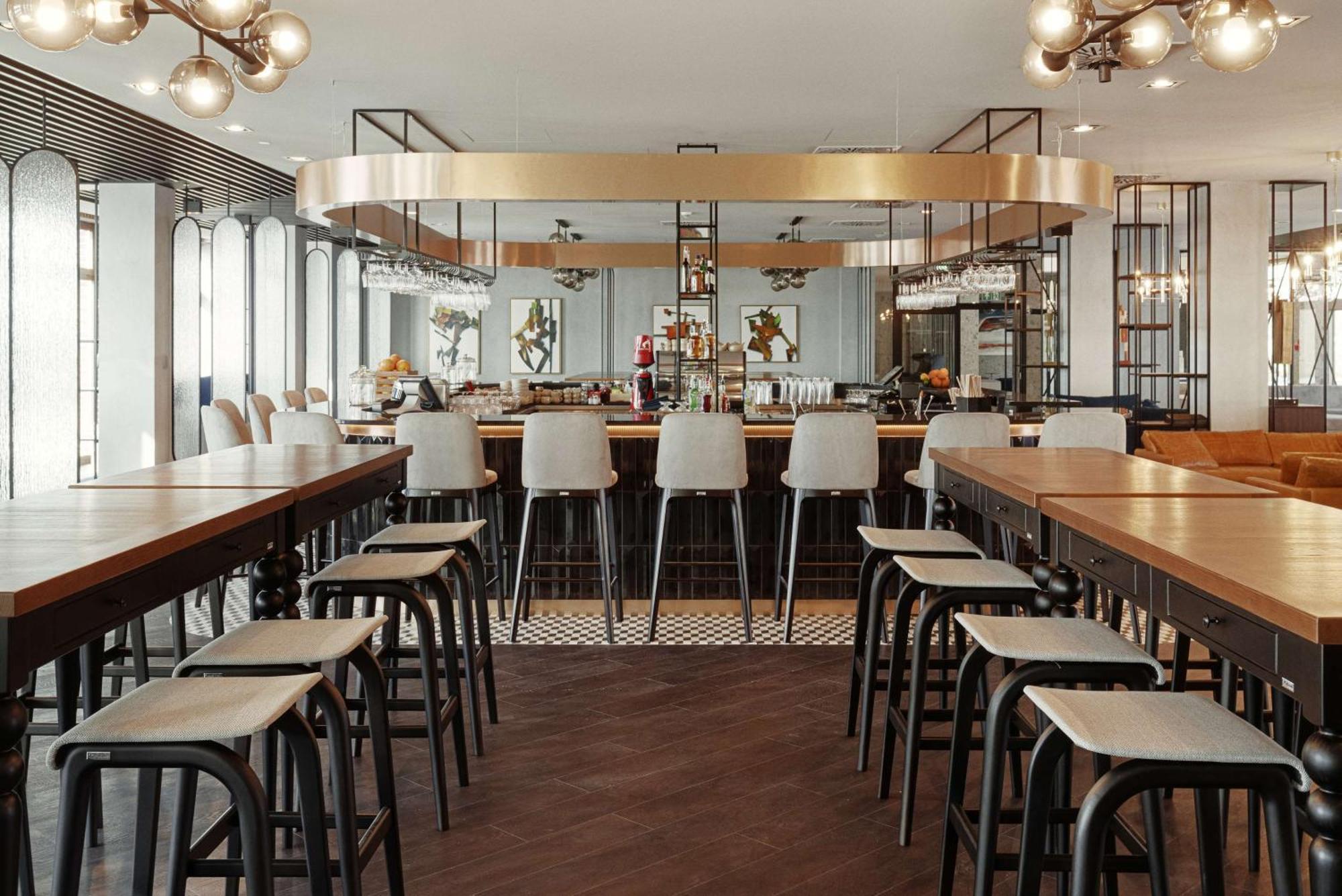 Radisson Blu Resort & Conference Center, Ostroda Mazury Bagian luar foto The bar at the 19th floor