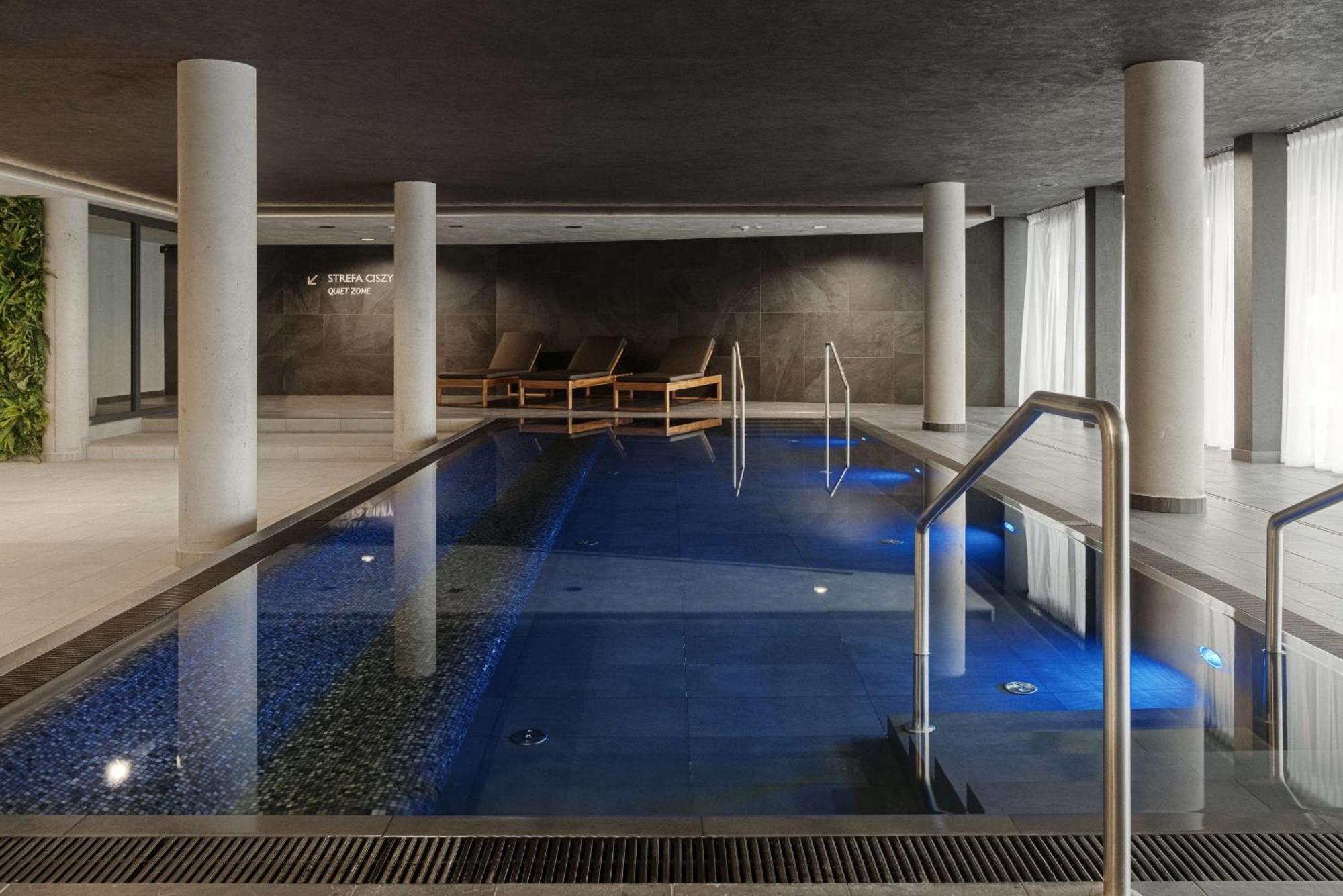 Radisson Blu Resort & Conference Center, Ostroda Mazury Bagian luar foto The swimming pool at the hotel
